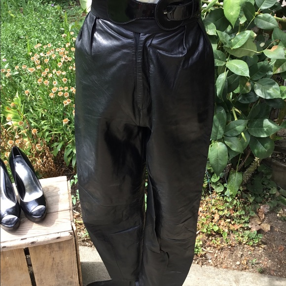 Sexy pair of high waisted leather pants - Picture 2 of 9